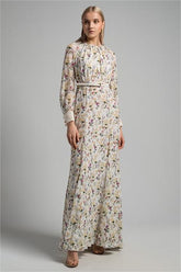 Vestido largo de cuello redondo con pliegues florales y cinturón